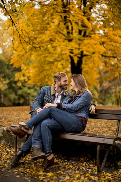 Lovers are sitting on a bench in the city park - Foto, Imagem