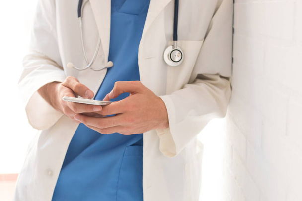 врач с мобильным телефоном или смартфоном
 - Фото, изображение