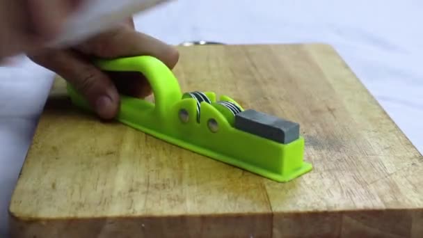 Mann schleift Messer in häuslicher Küche - Filmmaterial, Video