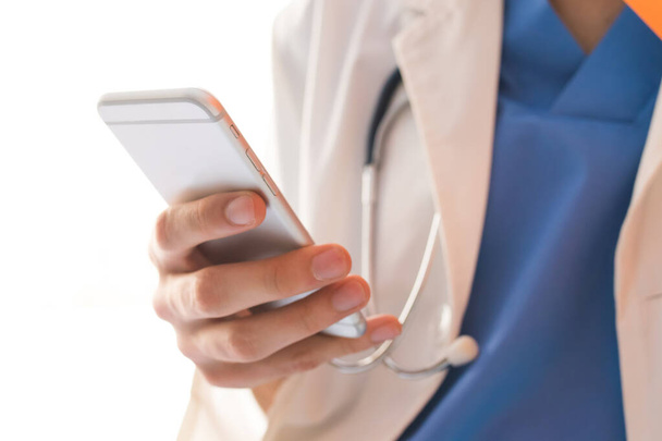 zbliżenie ręki lekarza za pomocą telefonu komórkowego - Zdjęcie, obraz