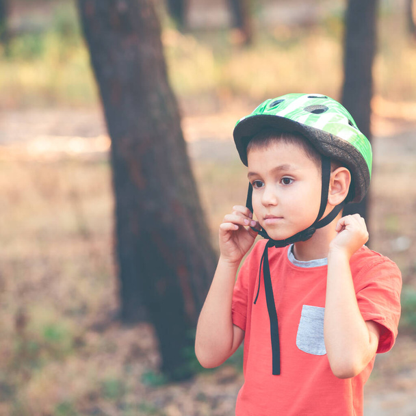 Хлопчик у шоломі для їзди на велосипеді
 - Фото, зображення