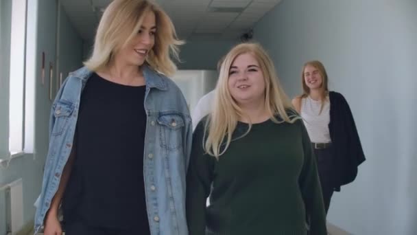 Deux étudiantes marchent dans le couloir de l'Université pour parler, discuter et parler
 - Séquence, vidéo