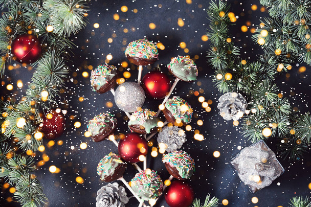 Conceito festivo de Natal com doces e ornamentos
 - Foto, Imagem