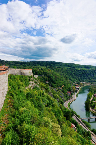 Besancon 'daki Kale ve Bourgogne' daki Dambıllar Nehri - Fotoğraf, Görsel