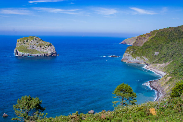 paisaje costero en gaztelugatxe, País Vasco, España
 - Foto, imagen