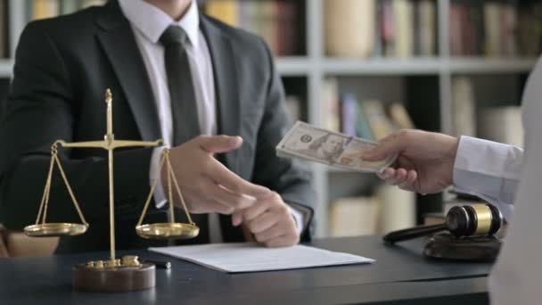 Nahaufnahme eines Anwalts, der im Gerichtssaal Geld erhält - Filmmaterial, Video