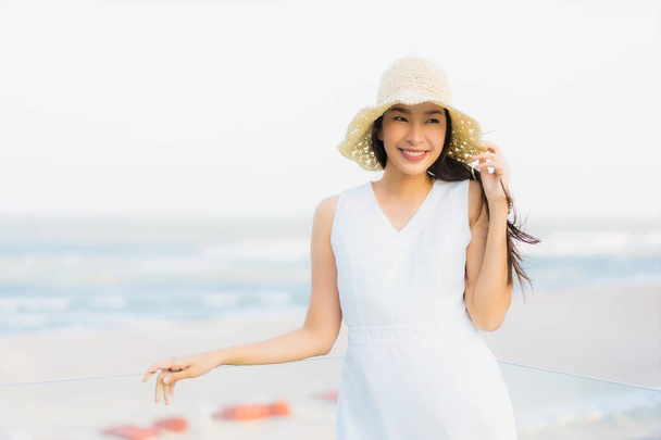 Porträt schöne junge asiatische Frau glücklich und lächeln auf dem Schnabel - Foto, Bild