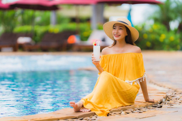 Portrét krásná mladá asijská žena volný relaxační úsměv a Hape - Fotografie, Obrázek