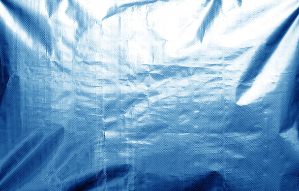 Металізована текстура пластикового обгортання з малинами в синьому кольорі
. - Фото, зображення