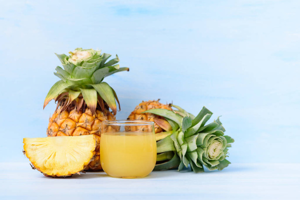 ananasový džus ve skle  - Fotografie, Obrázek