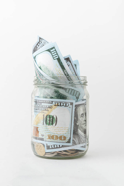 скляний банк з монетами та грошима заощаджує гроші
 - Фото, зображення