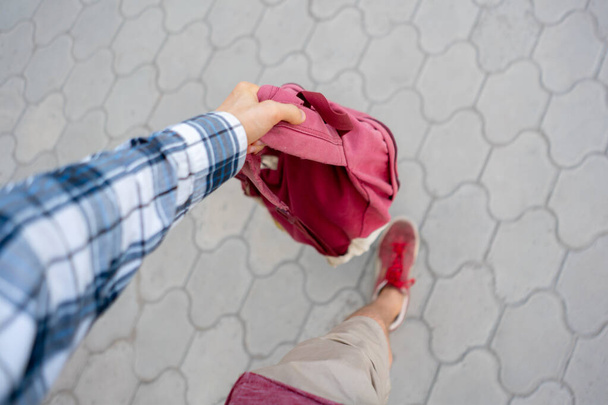рука с красным рюкзаком в пешем отпуске, переезжая в путешествие
 - Фото, изображение