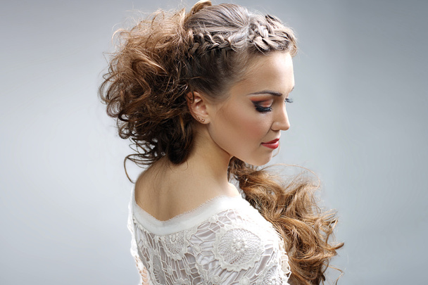 Beautiful woman with curly hairstyle - Zdjęcie, obraz