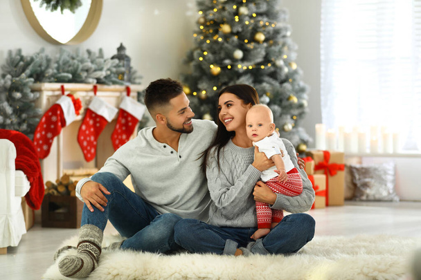 Happy family with cute baby at home. Christmas celebration - Foto, afbeelding