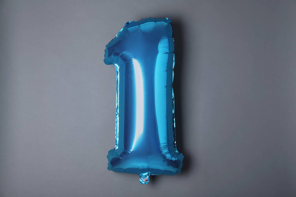 Blue number one balloon on grey background - Foto, Bild