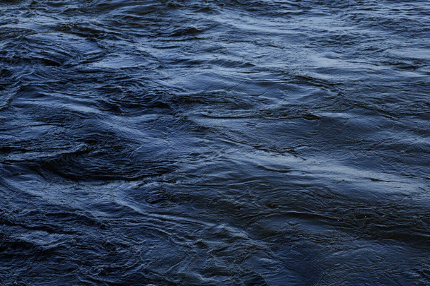 Superficie ondulada del océano de cerca. Fondo plano de superficie de agua de mar aqua
 - Foto, imagen