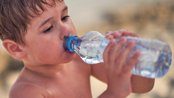 enfant buvant dans une bouteille en plastique
 - Photo, image