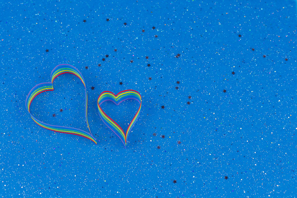 Conciencia de la cinta del arco iris para la comunidad LGBT en forma de corazón
 - Foto, imagen