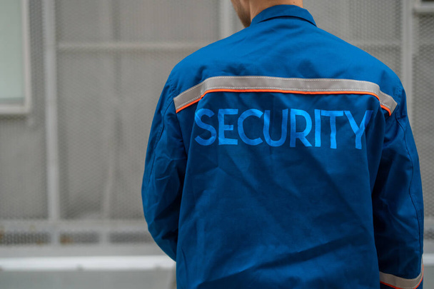 fechar o homem pessoa de uniforme com a palavra "guarda de segurança" nele
 - Foto, Imagem