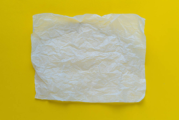 τσαλακωμένο κομμάτι χαρτί μαγειρικής ή ψησίματος στο τραπέζι, mockup - Φωτογραφία, εικόνα