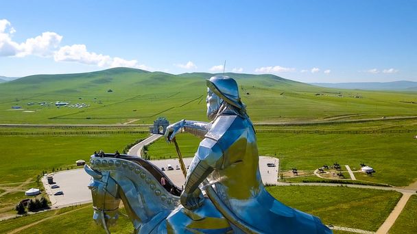 Estatua ecuestre de Genghis Khan en tiempo soleado. Mongolia, Ulan Bator, Desde el dron
  - Foto, Imagen