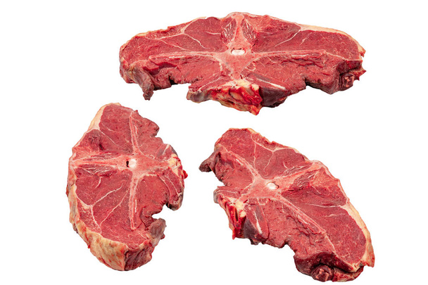 Pezzi di carne cruda su fondo bianco isolato
 - Foto, immagini