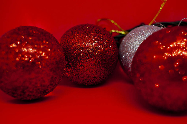 Weihnachtlicher Hintergrund. Weihnachtsdekoration auf rotem Hintergrund. Spielzeug im neuen Jahr hautnah. - Foto, Bild