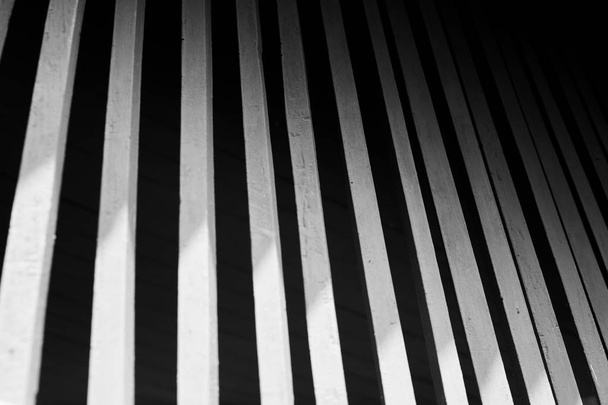 fekete-fehér művészet fotográfia árnyék minta belső vonal kontraszt fény és árnyalatú fa ablakok. - Fotó, kép