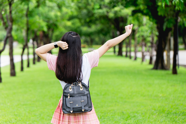 menina adolescente dia livre relaxar alongamento braço feliz para desfrutar no parque verde ao ar livre
 - Foto, Imagem