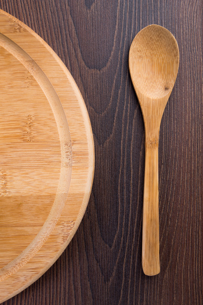 Wooden spoon and serving plate - Foto, immagini