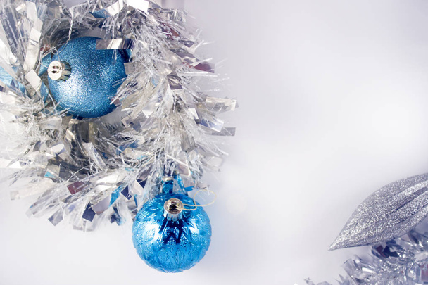 Blauer und silberner Weihnachtsschmuck auf hellem Feiertagshintergrund mit Platz für Text. Frohe Weihnachten! - Foto, Bild