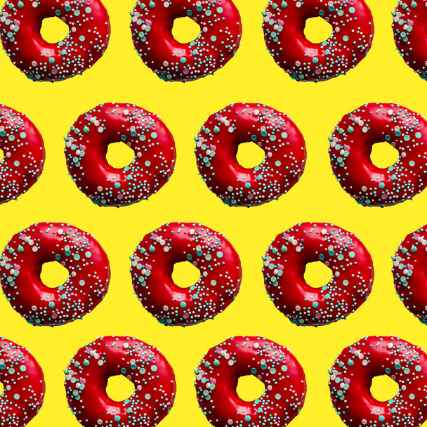 Muster roter Donut mit Teigstreusel auf gelbem Hintergrund - Foto, Bild