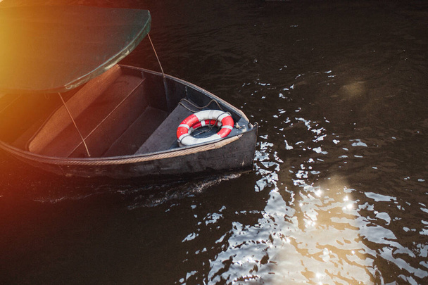 Vue rapprochée du bateau gondole bateau sur la rivière avec bouée de sauvetage th
 - Photo, image
