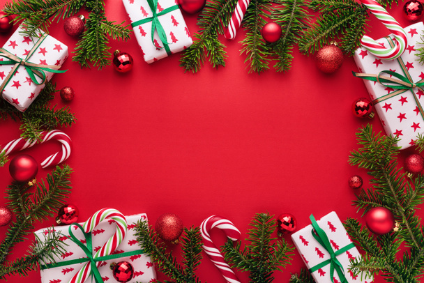 Navidad y Año Nuevo fondo rojo con marco
 - Foto, Imagen