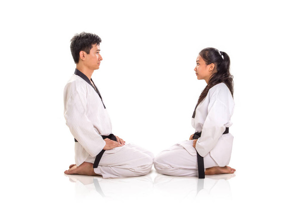 zwei Kampfkunstpraktiker sitzen sich gegenüber auf den Knien - Foto, Bild