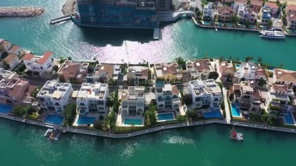 Luchtfoto van de nieuwe huizen in de jachthaven, Limassol, Cyprus - Video