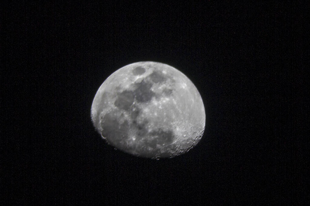 Vista monocromatica della luna luminosa nel cielo nero
 - Foto, immagini