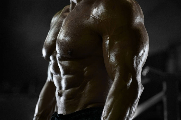 Красивые сильные атлетичные мужчины накачивают мышцы тренировки фитнес
  - Фото, изображение