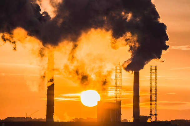 Umweltverschmutzung Rauch bei Sonnenuntergang - Foto, Bild