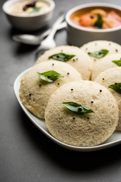 Idli Sambhar ou Idly Sambar est un plat populaire du sud de l'Inde, servi avec du chutney de noix de coco. focus sélectif
 - Photo, image