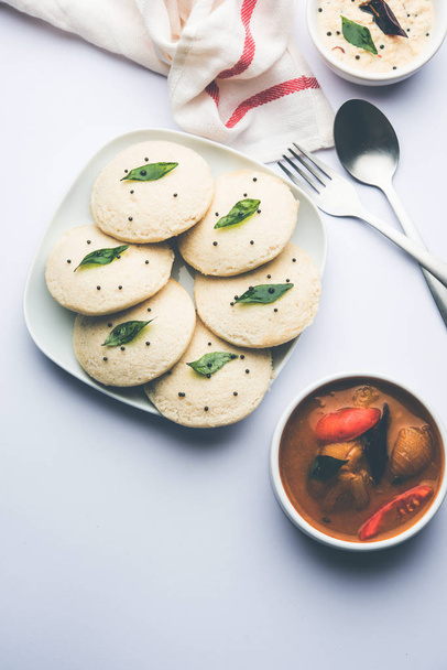 Idli Sambhar или Idly Sambar является популярным блюдом южно-индийской кухни, подается с кокосовым чатни. селективный фокус
 - Фото, изображение