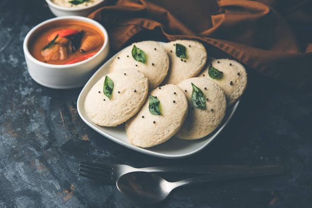 イドリサンバル(Idli Sambar)またはイドリサンバー(Idly Sambar)は、南インドの人気料理で、ココナッツチャツネを提供しています。選択的焦点 - 写真・画像