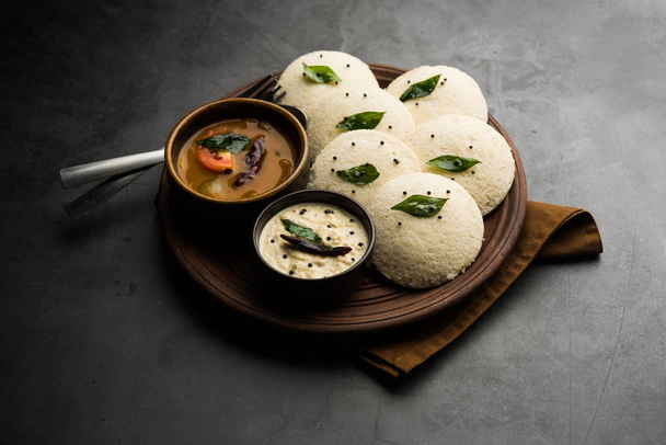 Idli Sambhar vagy Idly Sambar népszerű dél-indiai étel, kókuszos chutney-val tálalva. szelektív fókusz - Fotó, kép