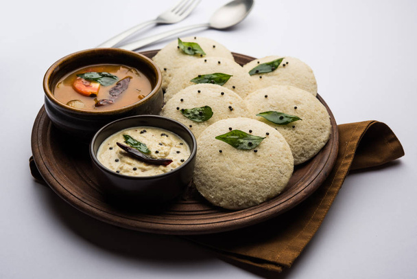 Idli Sambhar o Idly Sambar es una comida popular del sur de la India, servida con chutney de coco. enfoque selectivo
 - Foto, Imagen