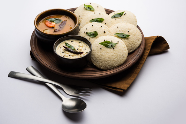 Idli Sambhar of Idly Sambar is een populair Zuid-Indisch eten, geserveerd met kokosnoot chutney. selectieve focus - Foto, afbeelding