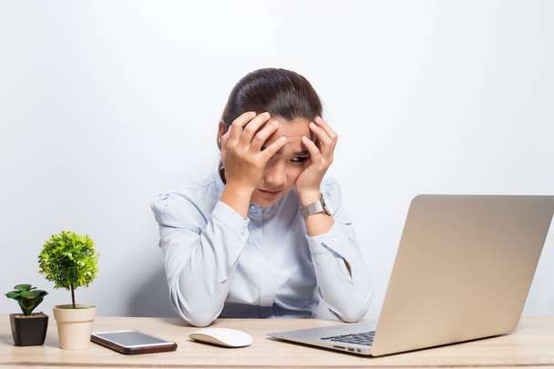 Женщина страдает головной болью после тяжелой работы
 - Фото, изображение