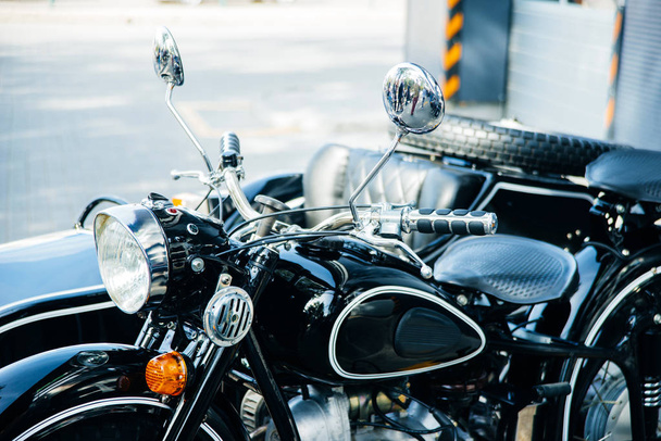 Moldavia / Chisinau, 9 / septiembre / 2019- Distinguido paseo de caballeros, hermosas motos vintage y retro
 - Foto, Imagen