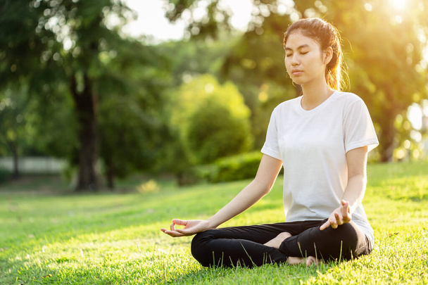 Jolie femme asiatique faisant des exercices de yoga dans le parc
 - Photo, image