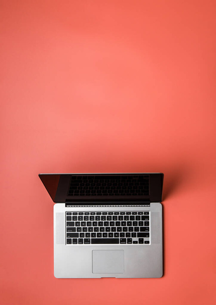 Ноутбук на пастельно-красном фоне
 - Фото, изображение