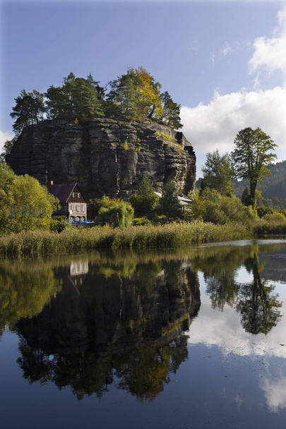 Непревзойденный средневековый скальный замок Слоуп XIII века с замковым прудом на севере Чехии
 - Фото, изображение